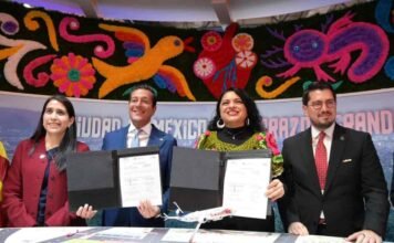 Ciudad de México y Aeroméxico fortalecen alianza estratégica para la promoción turística Tere Cid, Giancarlo Mulinelli, Alejandra Fraustro y Carlos Martínez