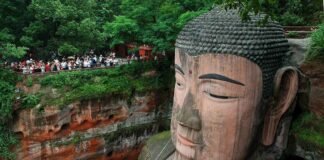 El Gran Buda de Leshan frente al paso de trece siglos Tallado directamente en un acantilado de arenisca roja durante la dinastía Tang, es proeza artística: obra concebida para apaciguar las aguas turbulentas