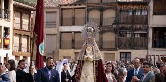 La bajada del Ángel de Peñafiel: fiesta que marca el final del duelo por la muerte de Cristo La fiesta es en Peñafiel, Valladolid, en el corazón de la Ribera del Duero de Castilla León