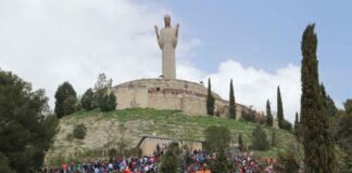 Pedrea de pan y quesillo: lluvia de tradición en el Cristo del Otero La Romería de Santo Toribio de Palencia