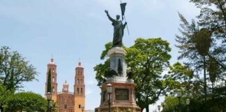Valija Viajera México, también se conoce brindando.