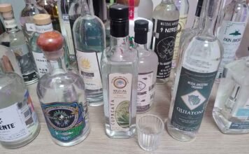 El mezcal quiere quedarse en México y en tu mesa Variedad de mezcales de Michoacán